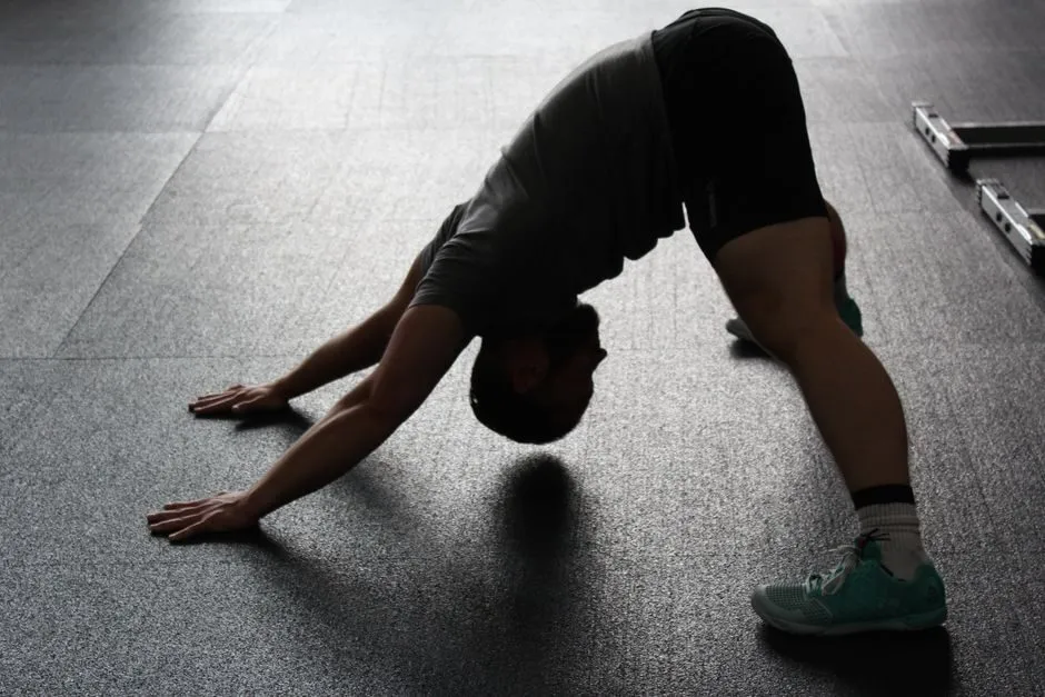 ảnh gym nam khởi động trước khi tạo dáng chụp ảnh