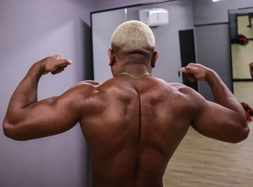 ảnh gym nam chụp cơ lưng từ phía sau