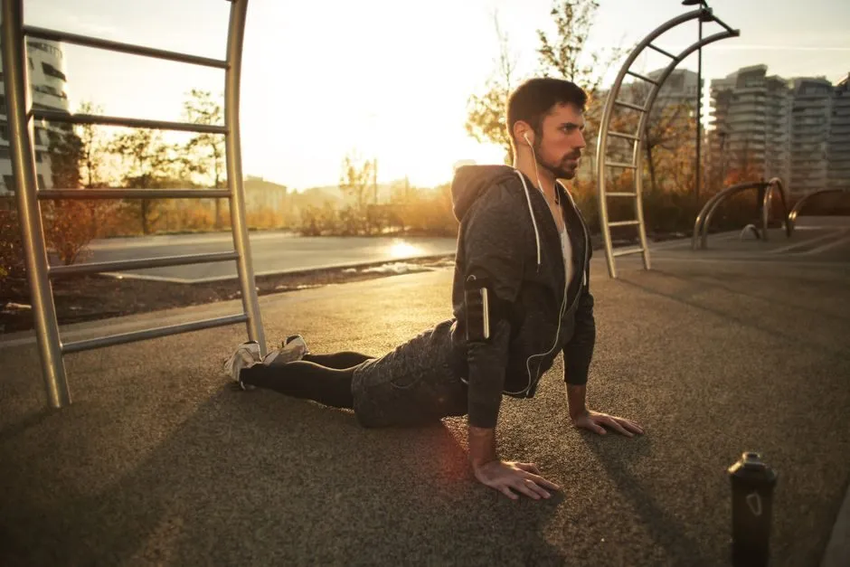 ảnh mẫu gym nam tập luyện ngoài trời