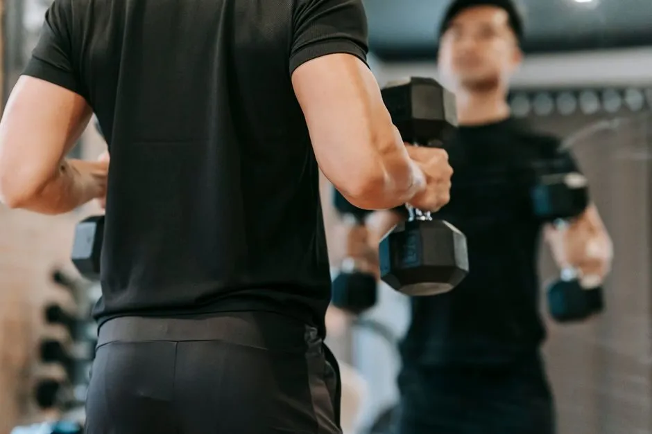 ảnh gym nam mặc đồ tập tông đen xám
