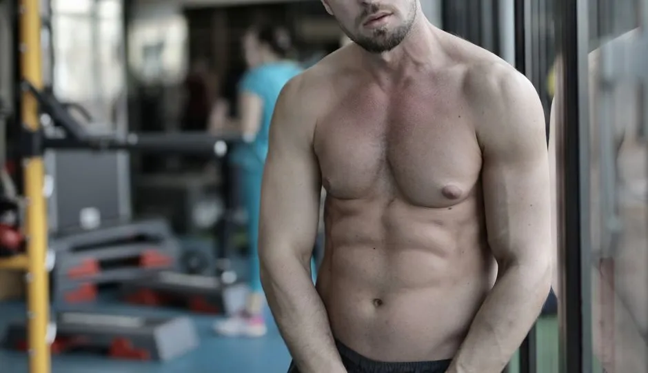 ảnh gym nam chụp cận cảnh cơ bụng sáu múi