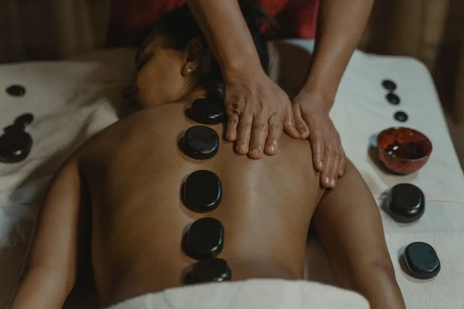 Phòng massage với giường đá nóng ánh sáng ấm