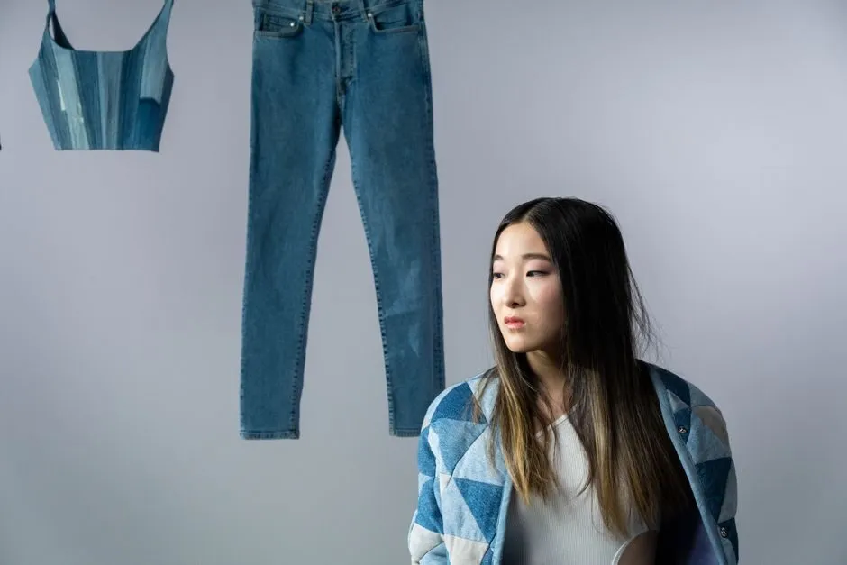 Hình ảnh thời trang tái chế với chất liệu denim cũ