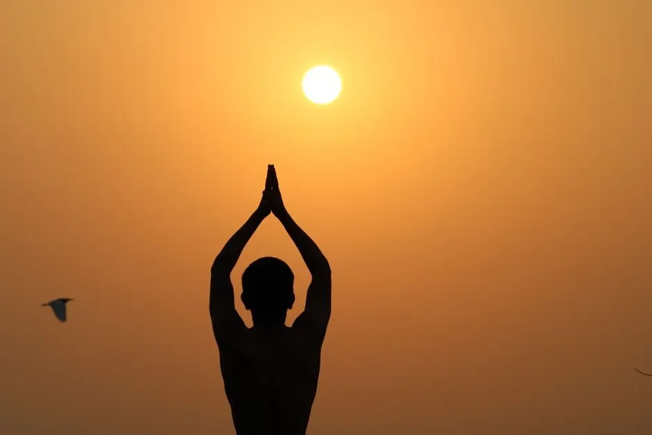 Hình ảnh yoga đẹp nhất với tư thế chào mặt trời lúc bình minh