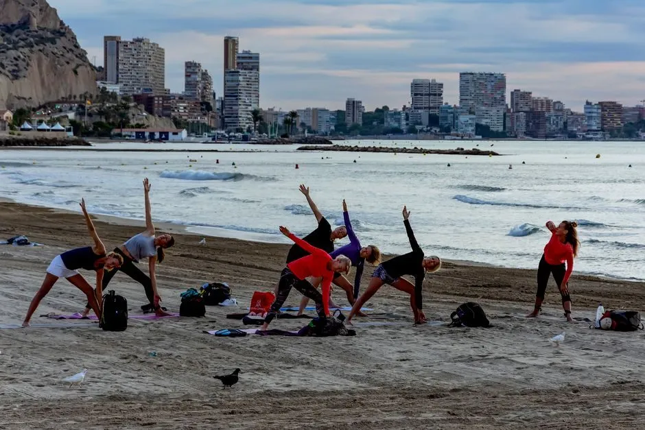 Hình ảnh yoga nhóm đẹp nhất với lớp tập trên bãi biển