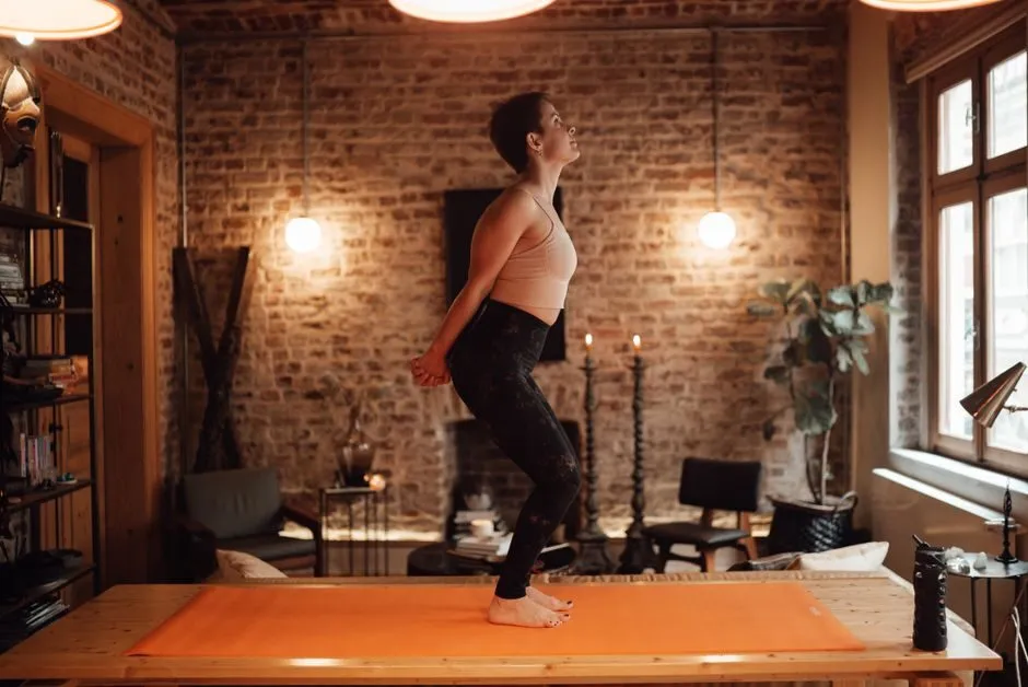 Hình ảnh về yoga trong không gian phòng tập ấm cúng tại nhà