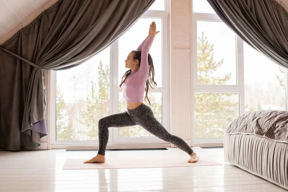 Hình ảnh yoga với ánh sáng tự nhiên qua cửa sổ tạo bóng mềm