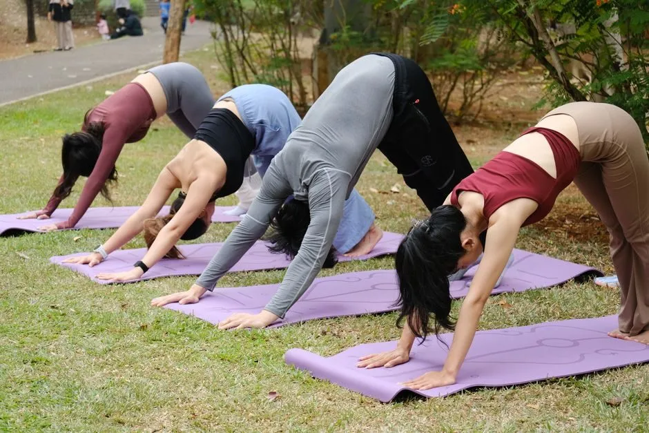 Hình ảnh yoga nhóm đẹp nhất trong lớp học ngoài trời tại công viên